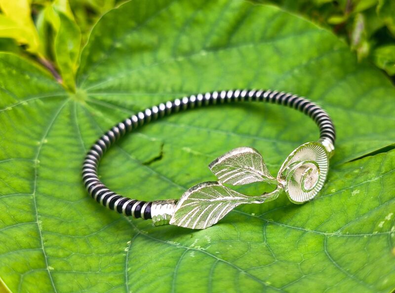 Silver Flower With Leaves Noa Bangle Black ( One Piece )