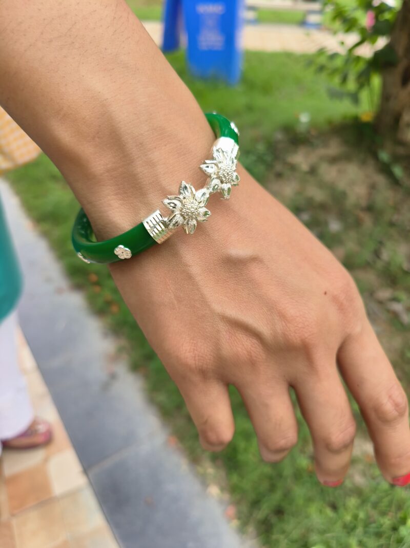 Buy Silverji Handmade Green Flower Shape Pola Bangle ( One Piece ) - Image 5