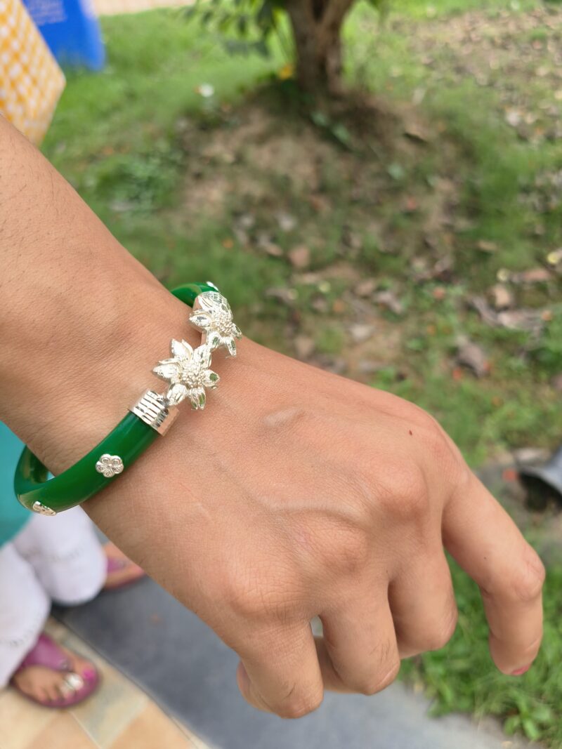 Buy Silverji Handmade Green Flower Shape Pola Bangle ( One Piece ) - Image 4